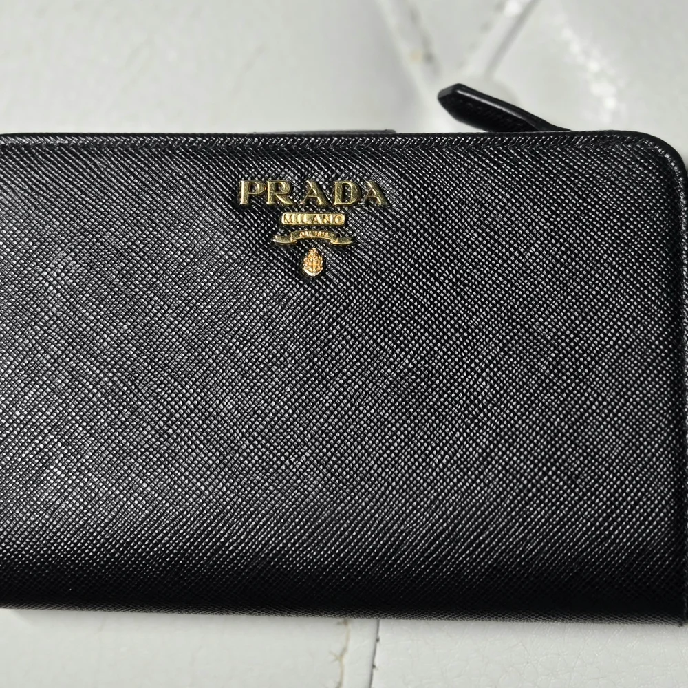 Prada black Saffiano leather full zip wallet. - Picture 1 of 12
